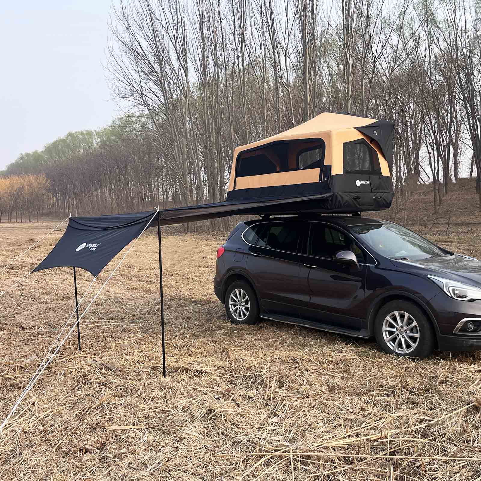 Campamento con la carpa y toldo desplegado