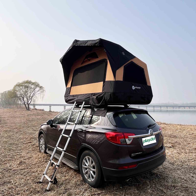 Carpa montada en el techo del auto, sobre las barras